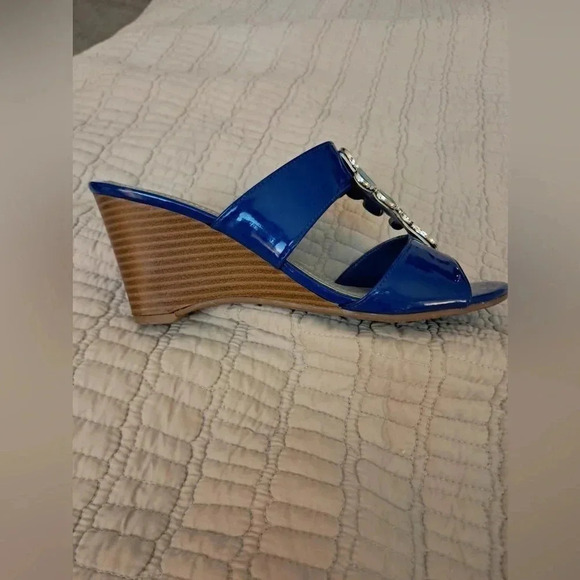 IMPO Vavari Patent Blue Wedges Size 7 GUC - Picture 2 of 6
